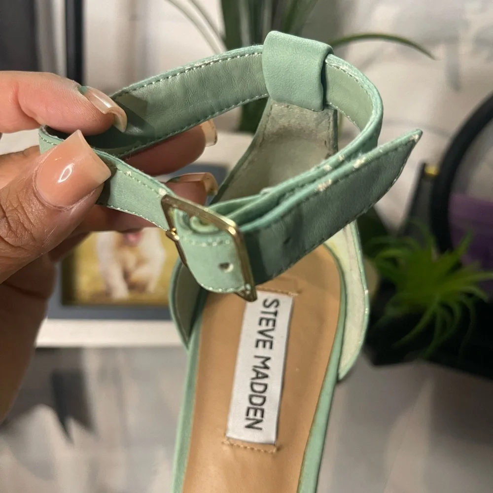Steve Madden Green Heels with Ankle Strap and Stiletto - Picture 6 of 6